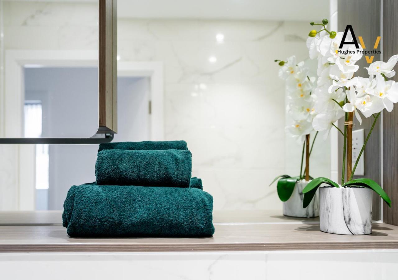 Modern Two-Bedroom Apartment - Central Location, Free Wi-Fi, Ideal For Long Stays By Av Hughes Properties Milton Keynes Eksteriør billede