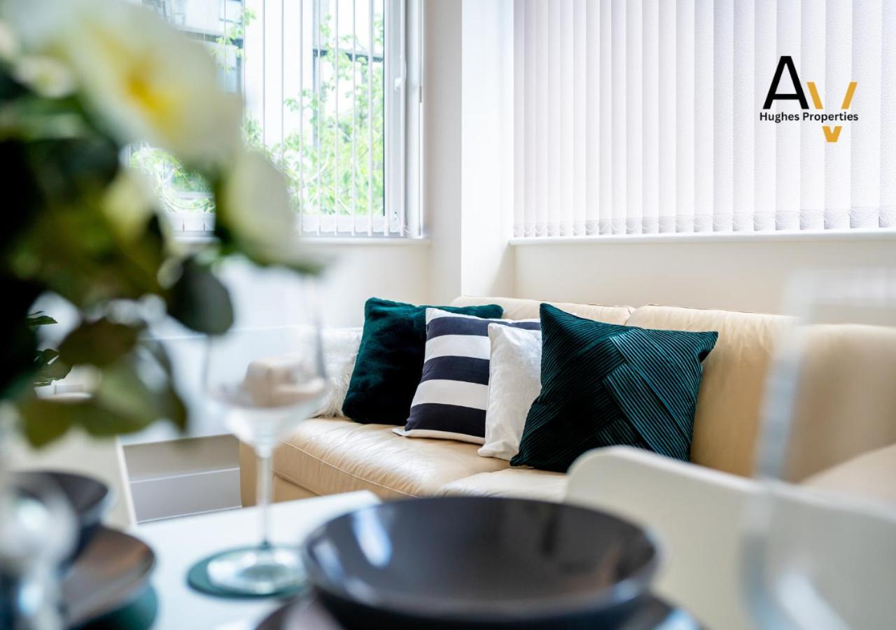Modern Two-Bedroom Apartment - Central Location, Free Wi-Fi, Ideal For Long Stays By Av Hughes Properties Milton Keynes Eksteriør billede