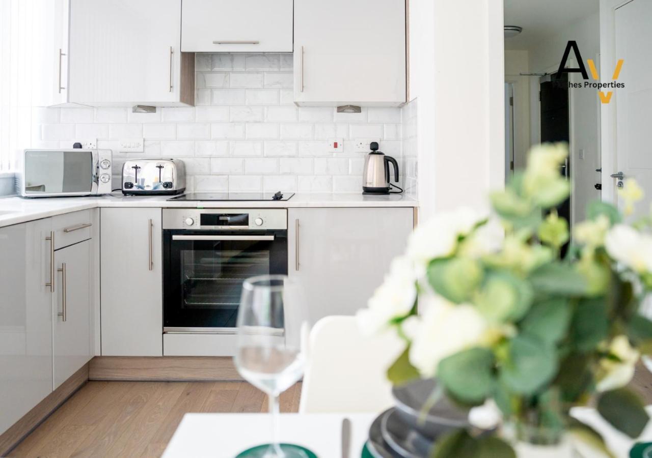 Modern Two-Bedroom Apartment - Central Location, Free Wi-Fi, Ideal For Long Stays By Av Hughes Properties Milton Keynes Eksteriør billede