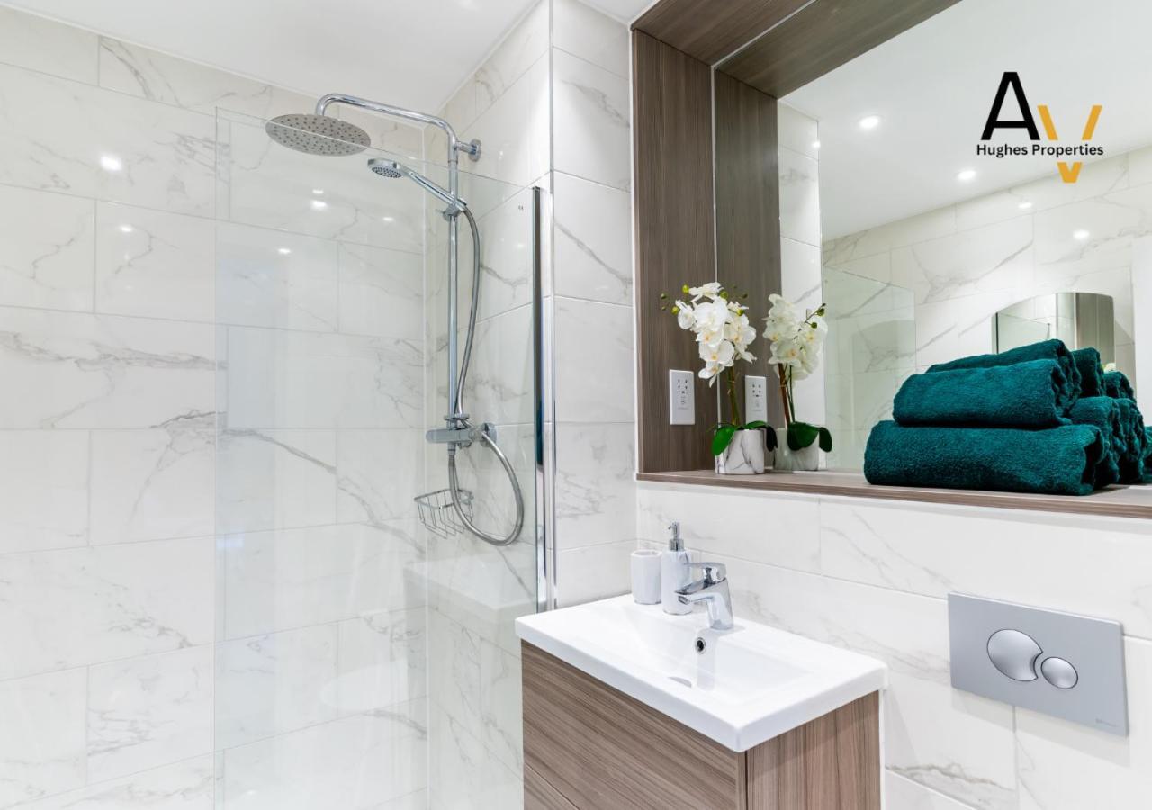 Modern Two-Bedroom Apartment - Central Location, Free Wi-Fi, Ideal For Long Stays By Av Hughes Properties Milton Keynes Eksteriør billede