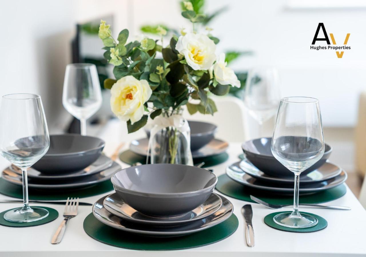 Modern Two-Bedroom Apartment - Central Location, Free Wi-Fi, Ideal For Long Stays By Av Hughes Properties Milton Keynes Eksteriør billede