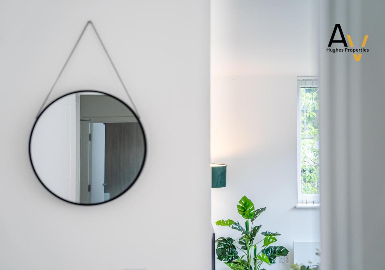 Modern Two-Bedroom Apartment - Central Location, Free Wi-Fi, Ideal For Long Stays By Av Hughes Properties Milton Keynes Eksteriør billede