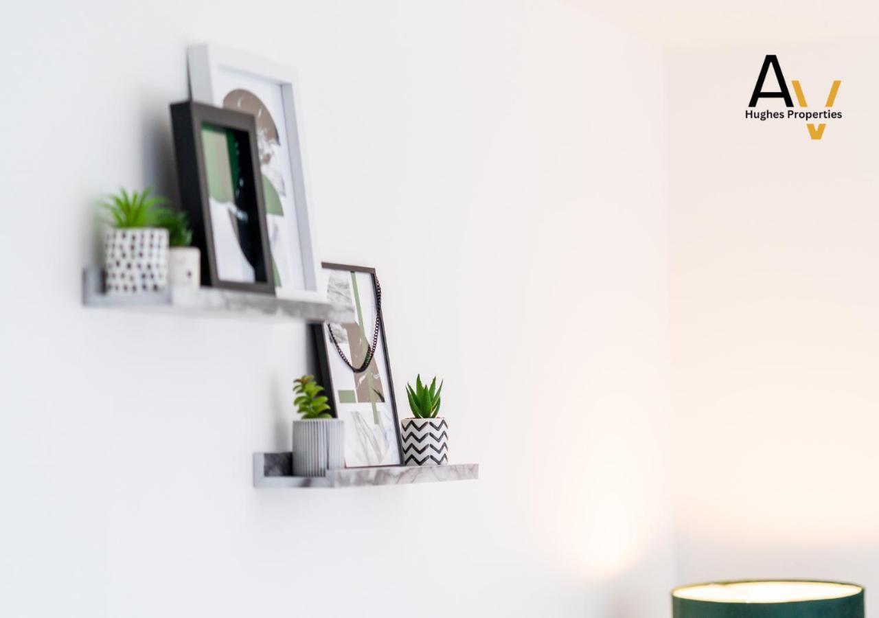 Modern Two-Bedroom Apartment - Central Location, Free Wi-Fi, Ideal For Long Stays By Av Hughes Properties Milton Keynes Eksteriør billede